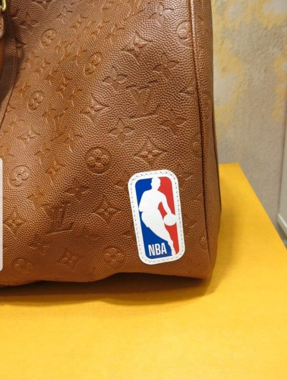 Louis Vuitton Keepall Bandouliere 55 NBA LV—Sac de voyage de week-end de basketball marron